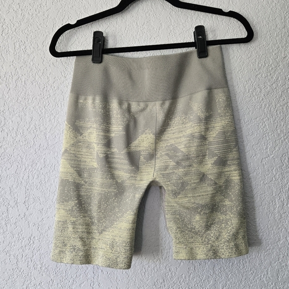 Gymshark XS Adapt Ombre Seamless Sports Bra and Biker Short Set - Picture 3 of 5